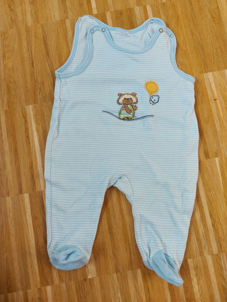hellblau gestreifter Babystrampler mit Teddybärchenmotiv