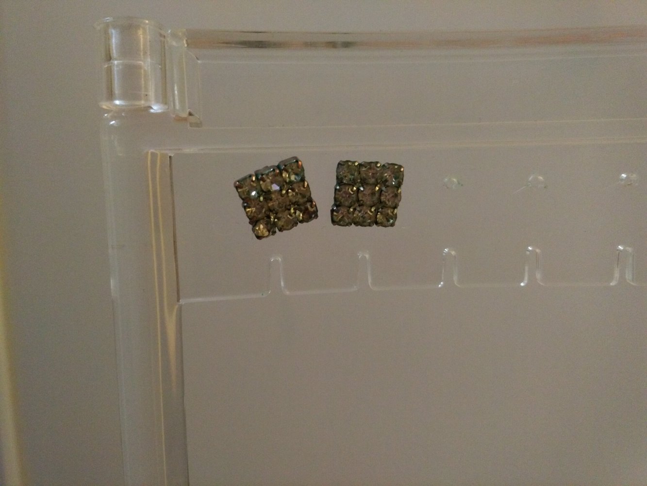 silberfarbene eckige Strass-Ohrstecker quadratisch