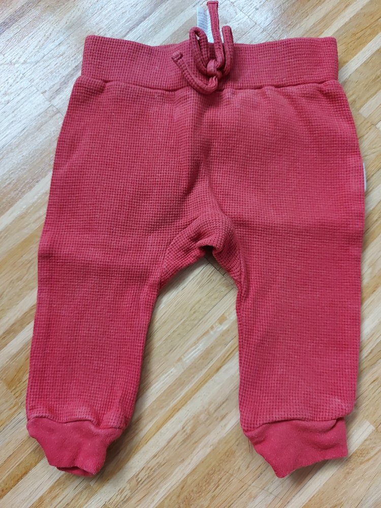 rote Babyhose mit Ripp-Struktur