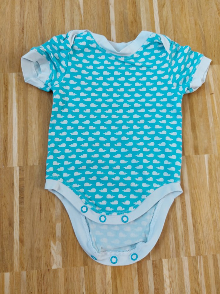 Kurzärmliger türkiser Babybody mit Walmuster