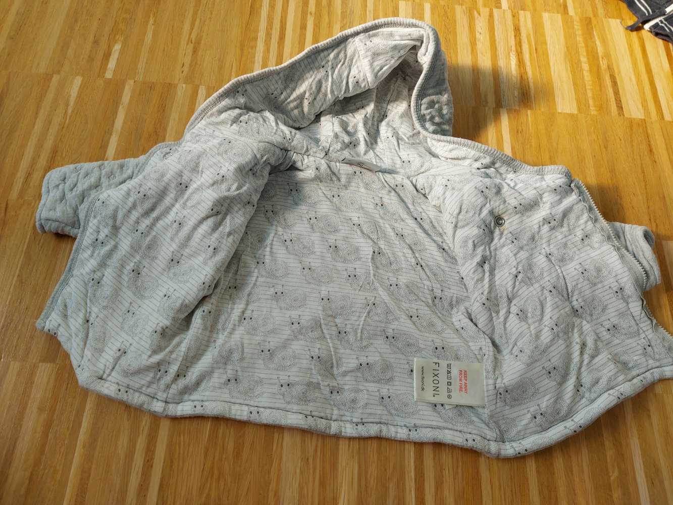 graue gefütterte Babyjacke mit Schneckenmuster innen und Kapuze, Gr. 62