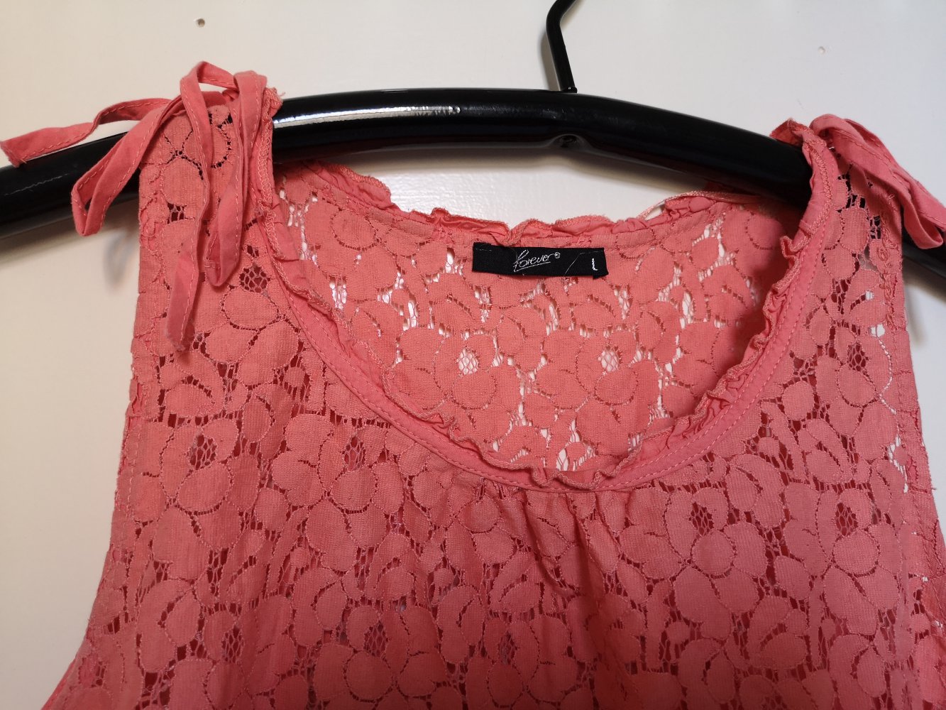 orangefarbenes/korallfarbenes Top mit Spitzen-Blumenmuster