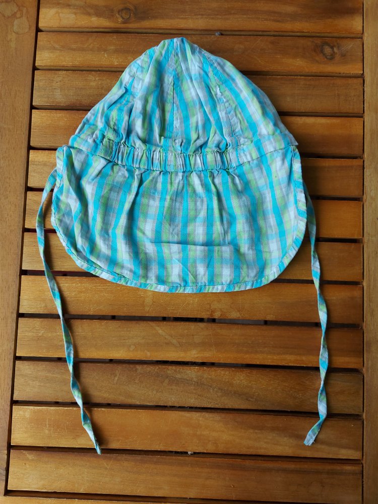 türkis-karierter Sommerhut mit Nackenkrempe für Babys, Gr. 45-47 mit Schnüren