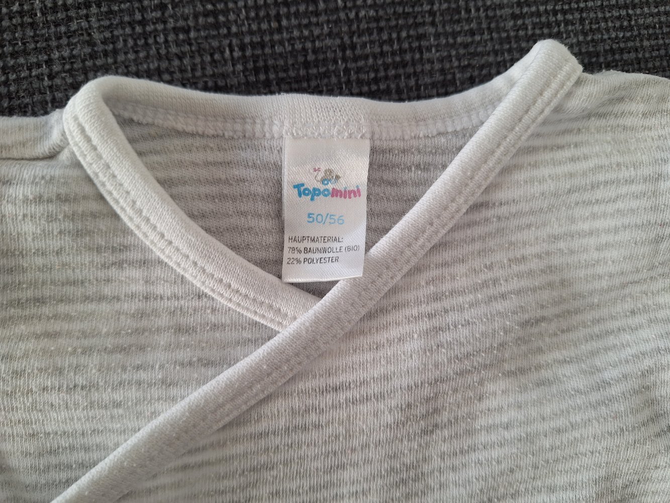 weiß-grau gestreifter langärmliger Wickelbody Gr. 50/56 unisex geschlechtsneutral
