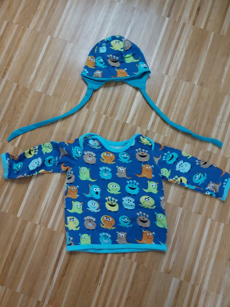 3-teiliges Set: blauer Pullover, Hose und Mütze mit Monstermotiven