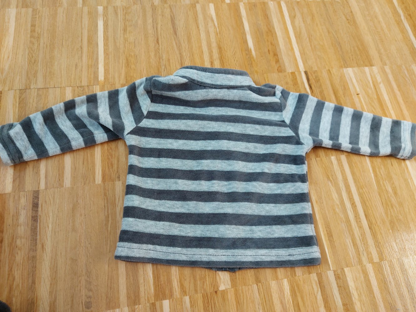 kuschelige grau gestreifte Babyjacke Gr. 62/68