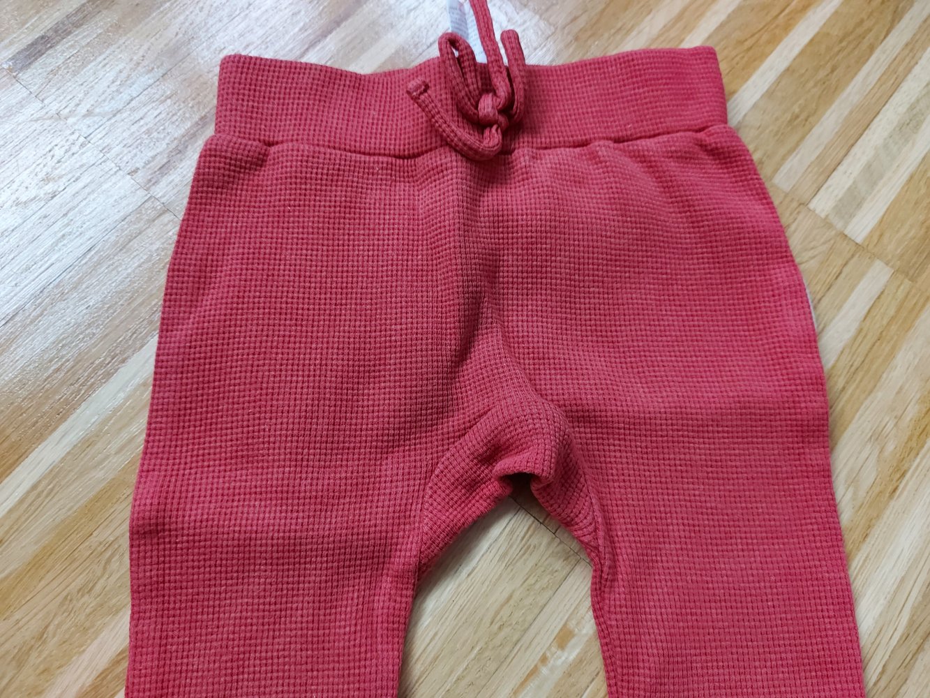 rote Babyhose mit Ripp-Struktur