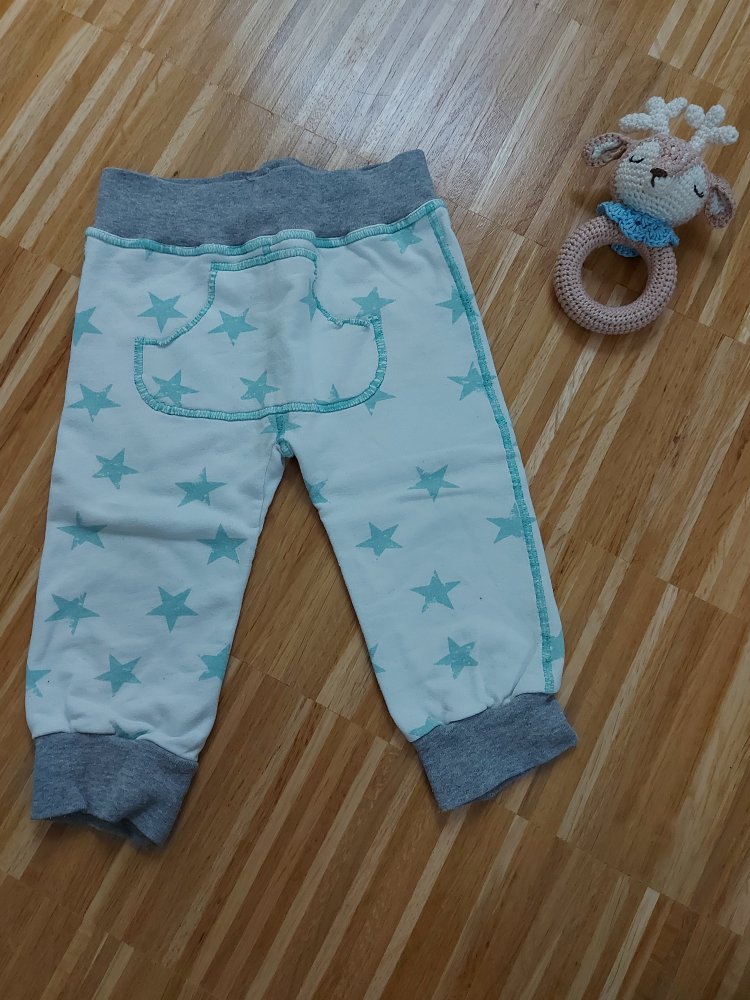 weiße Babyhose mit türkisen Sternchen