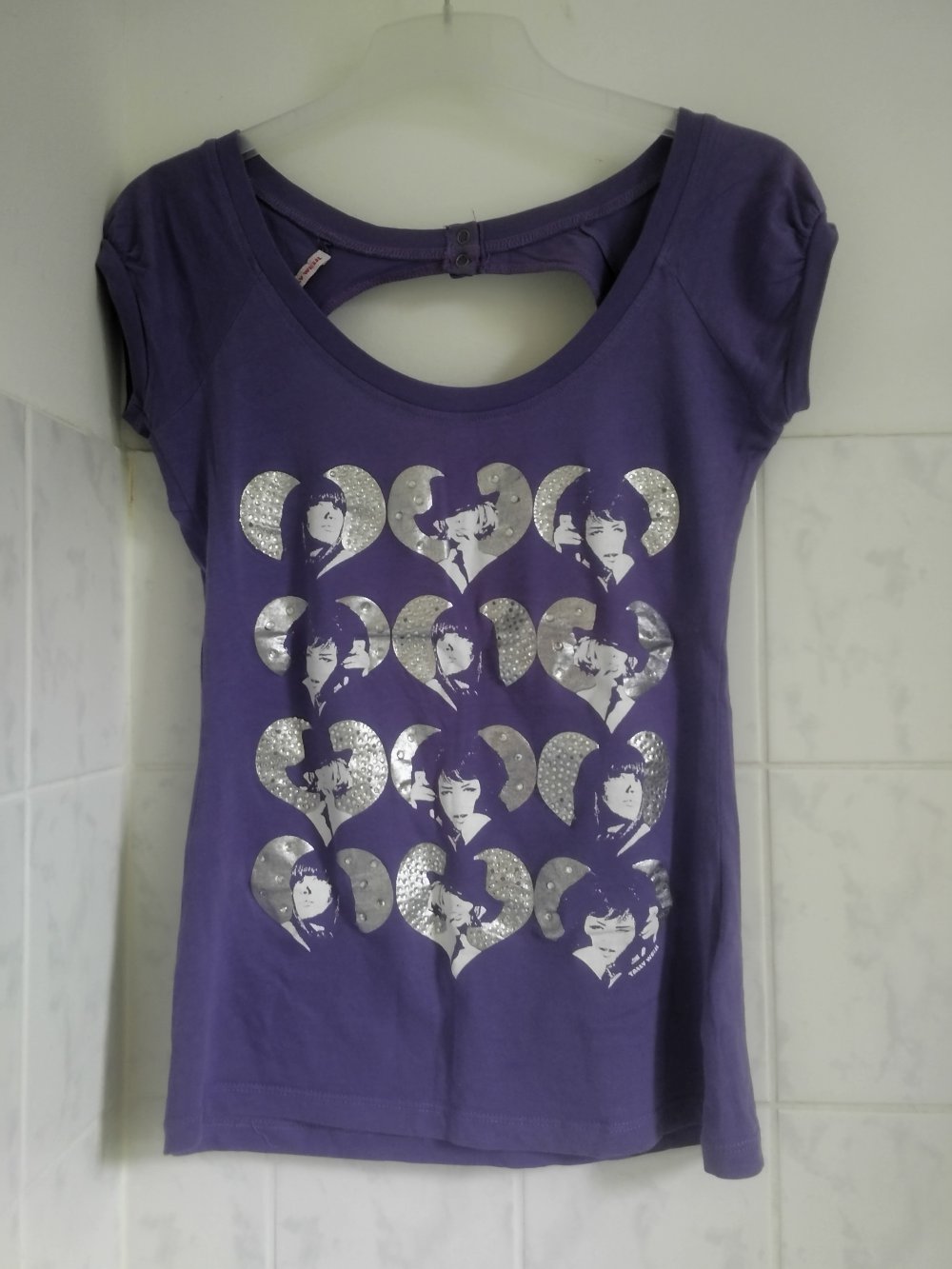 lilafarbenes T-Shirt mit Silberprint und Rückenausschnitt Gr. 36 