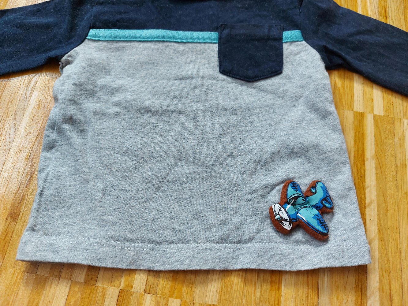 dunkelblau-grauer Babypullover mit kleinem Flugzeug von s.Oliver, Gr. 62