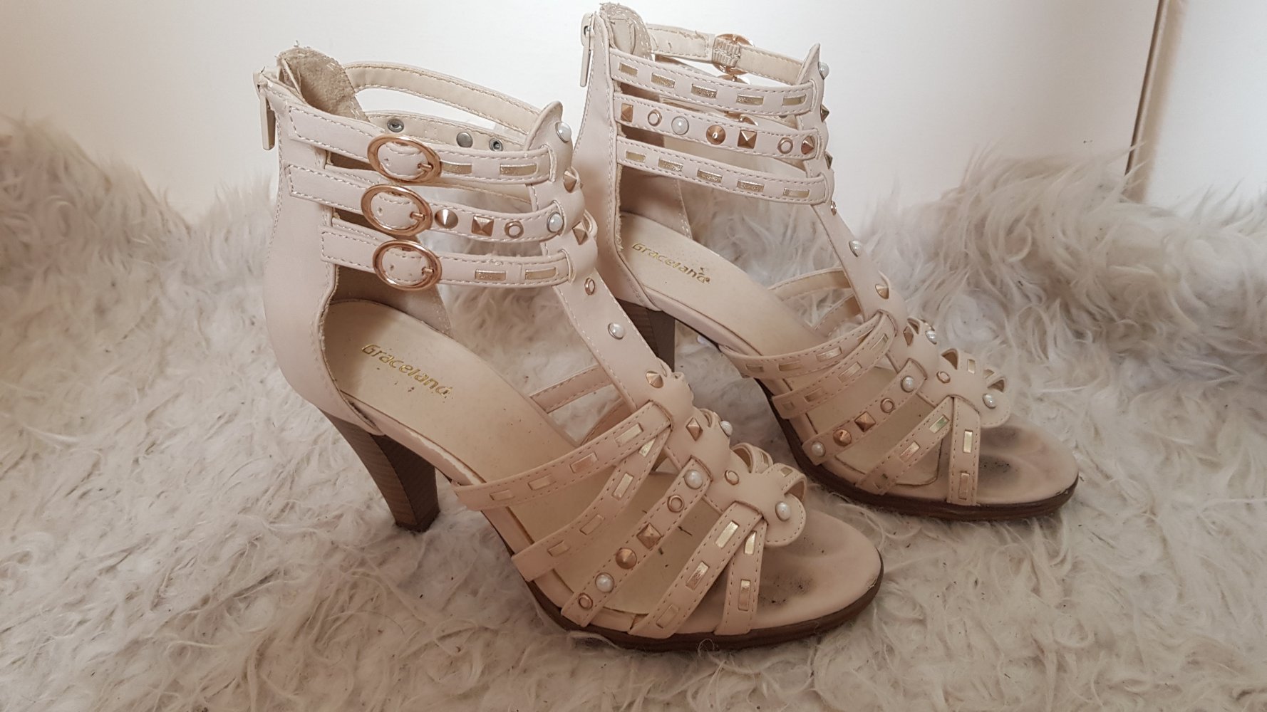 schicke beige Römersandalen mit Absatz Gr. 36