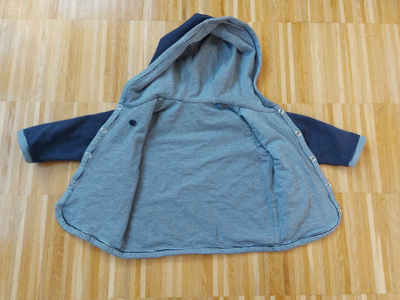 wunderschöne blaue Baby-Kapuzenjacke / Wendejacke