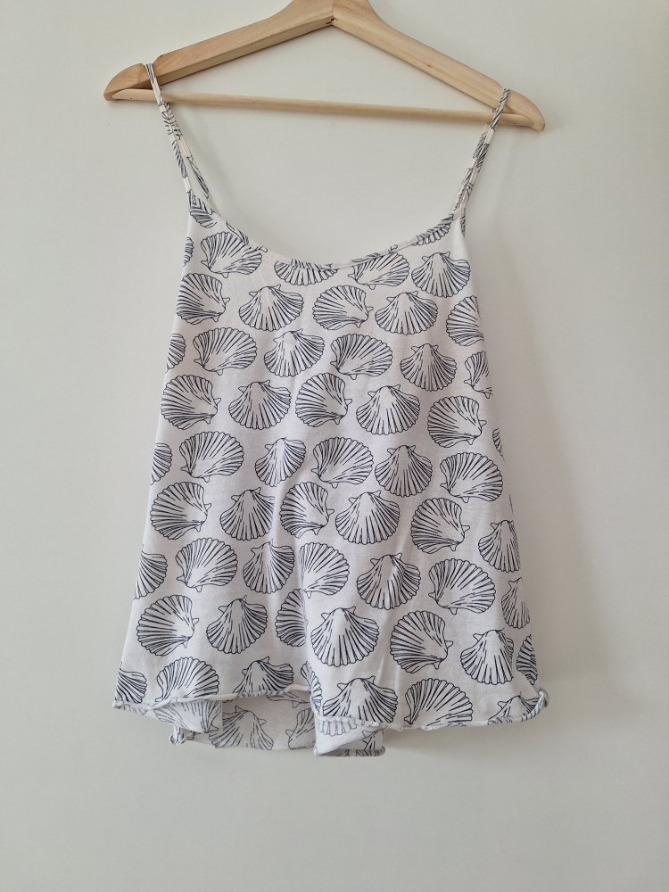 Weißes Spaghettiträger-Top mit Muscheln Gr. S