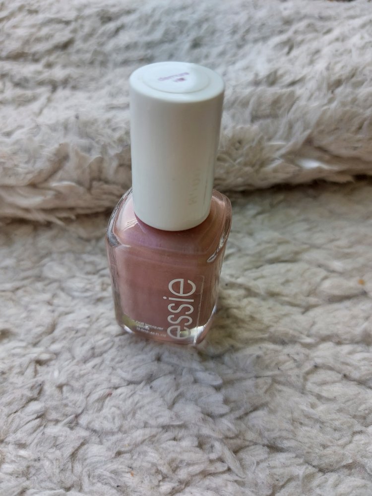 mauvefarbener Essie Nagellack Nr. 40 demure vix
