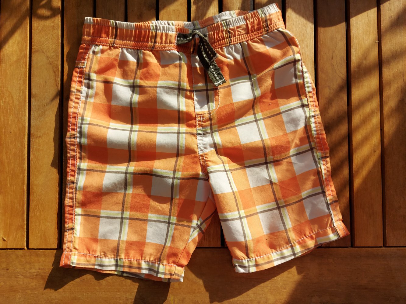 Kurze orange karierte Sommerhose Gr. 92