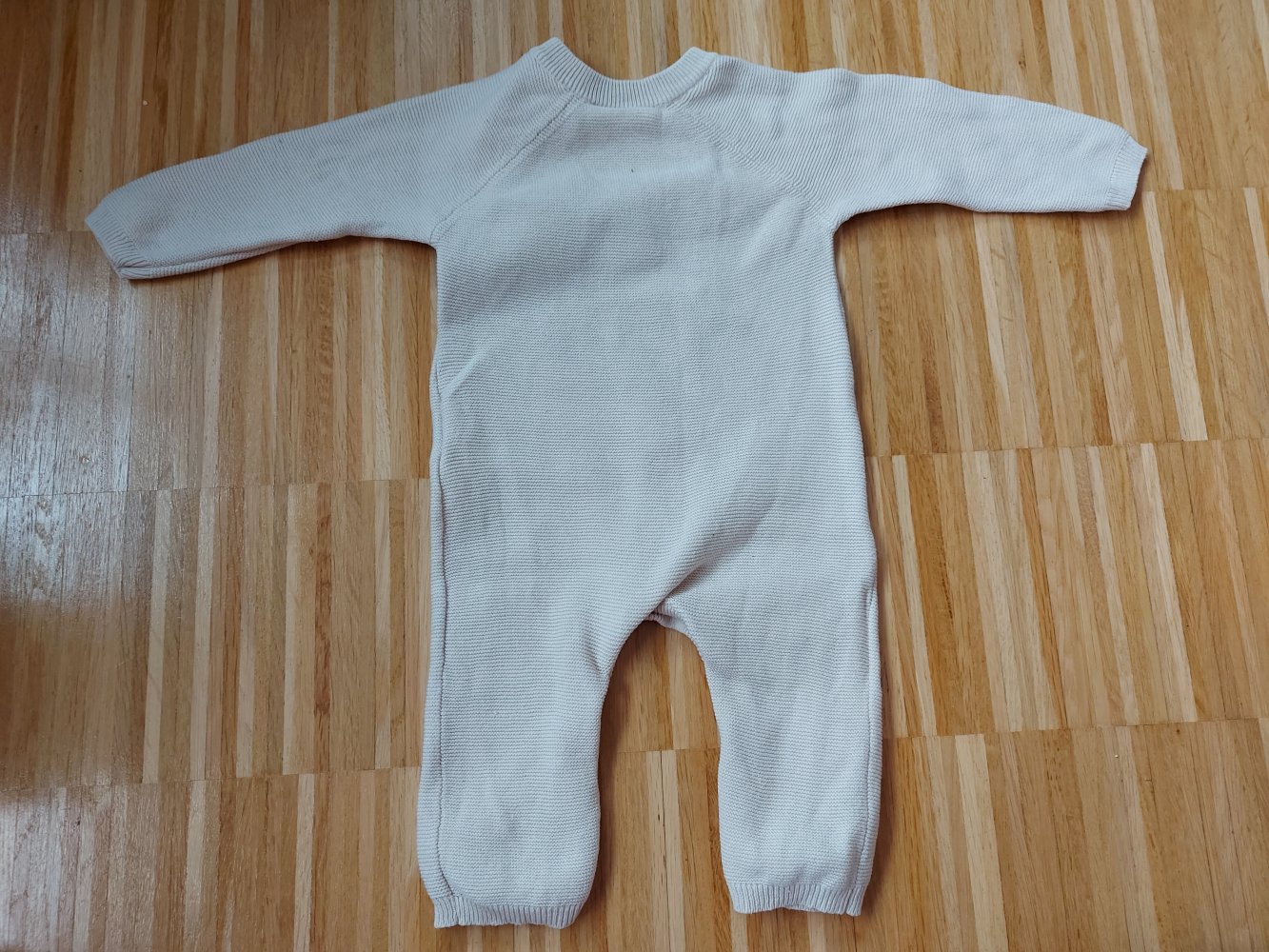 langärmliger beiger Babystrampler / Jumper mit Hase Gr. 68