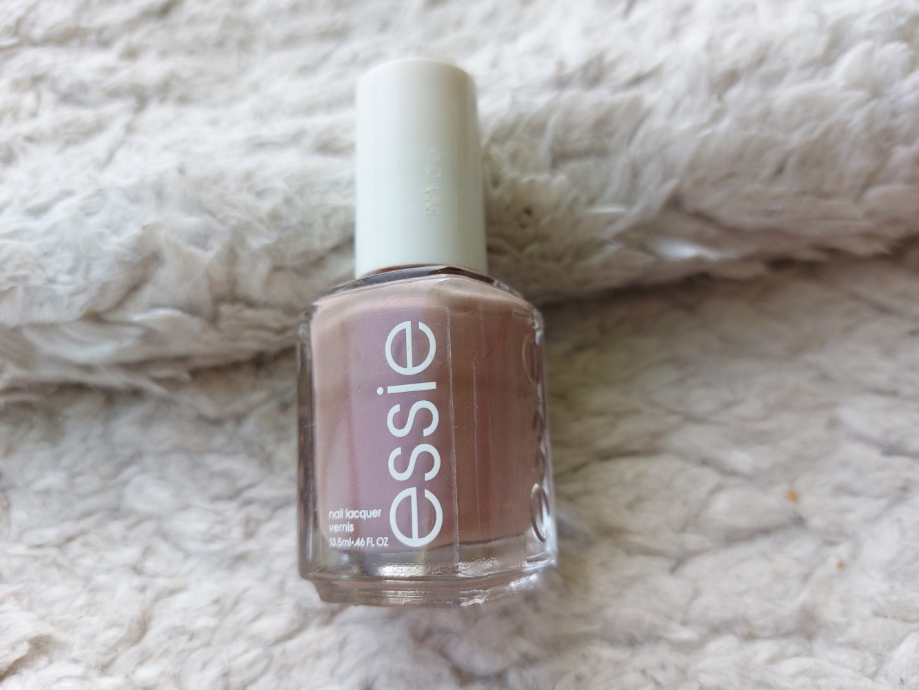 mauvefarbener Essie Nagellack Nr. 40 demure vix