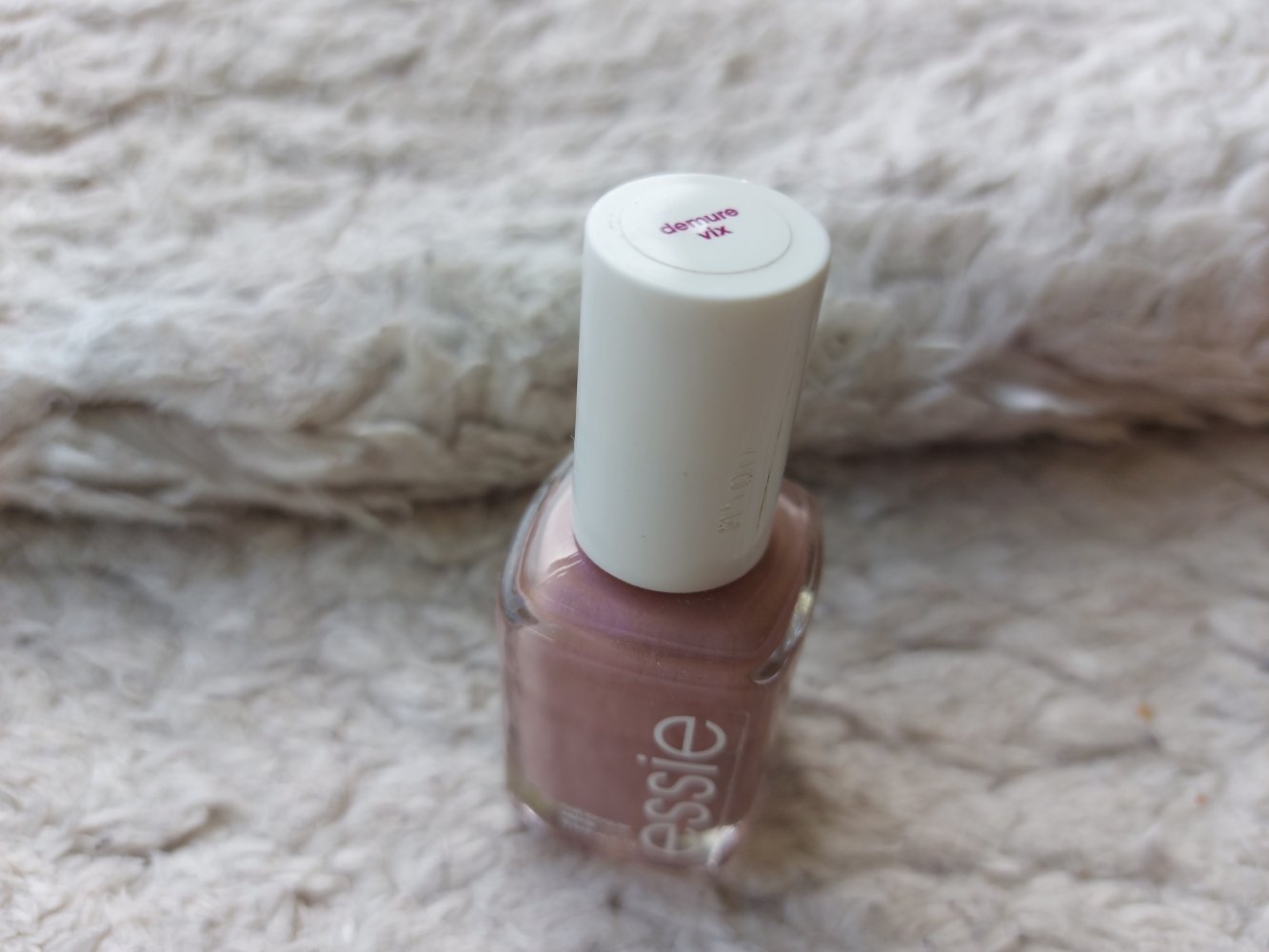 mauvefarbener Essie Nagellack Nr. 40 demure vix