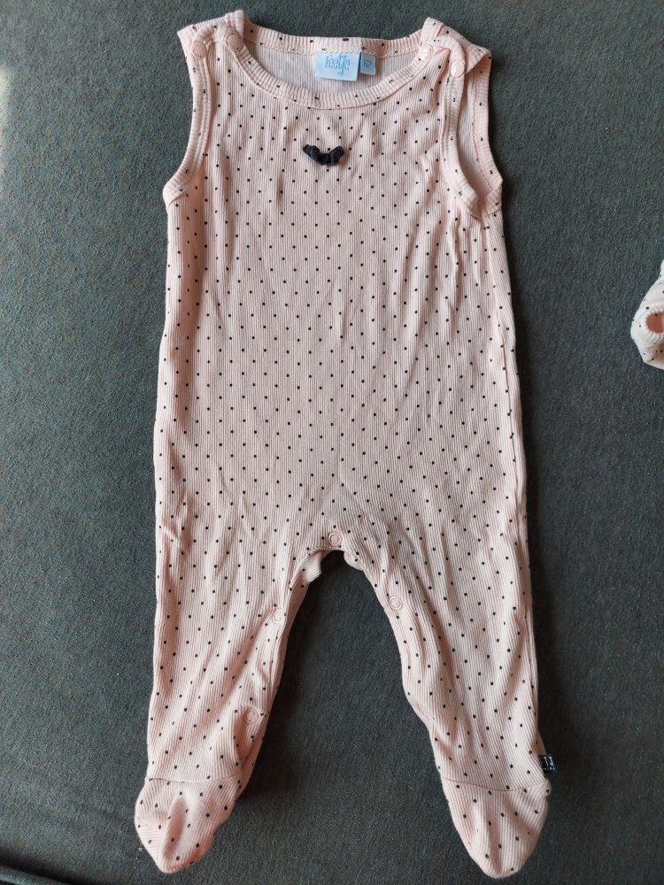 4-teiliges Bekleidungsset von feetje dots Strampler, Wickelbody, Hose und Wendejacke Gr. 62
