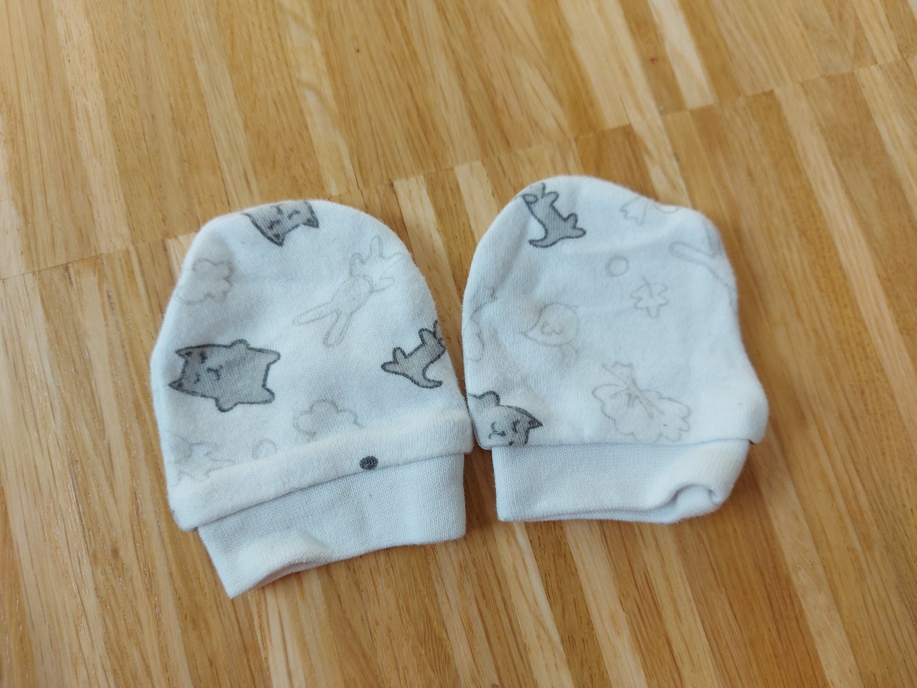 weiße Kratzhandschuhe / Fäustlinge für Newborn / Überzieher mit Tiermotiv