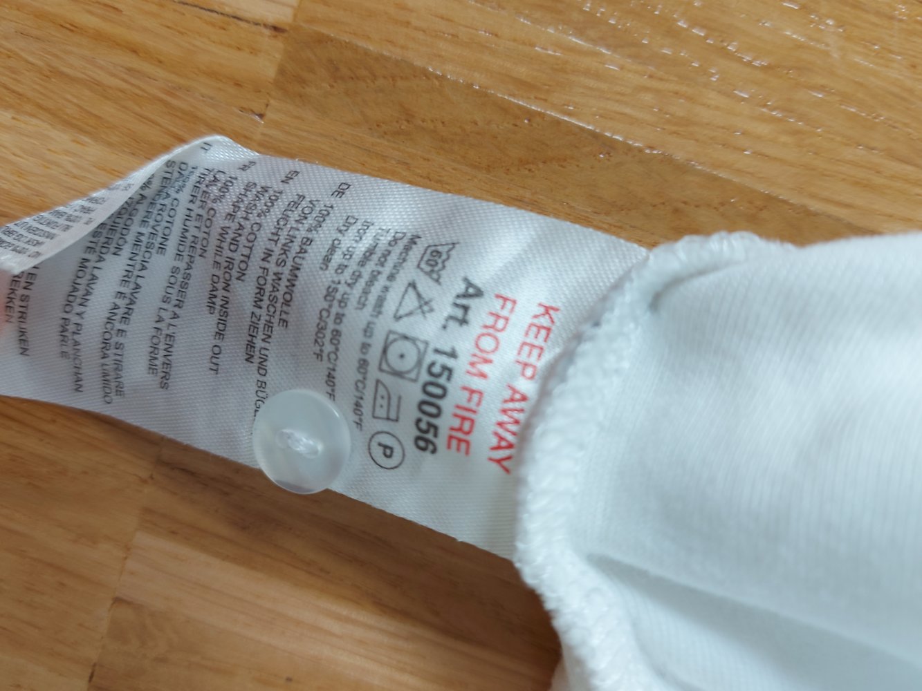 kurzärmliger weißer Baby-Body mit Hemdkragen und abnehmbarer Fliege, Gr. 80
