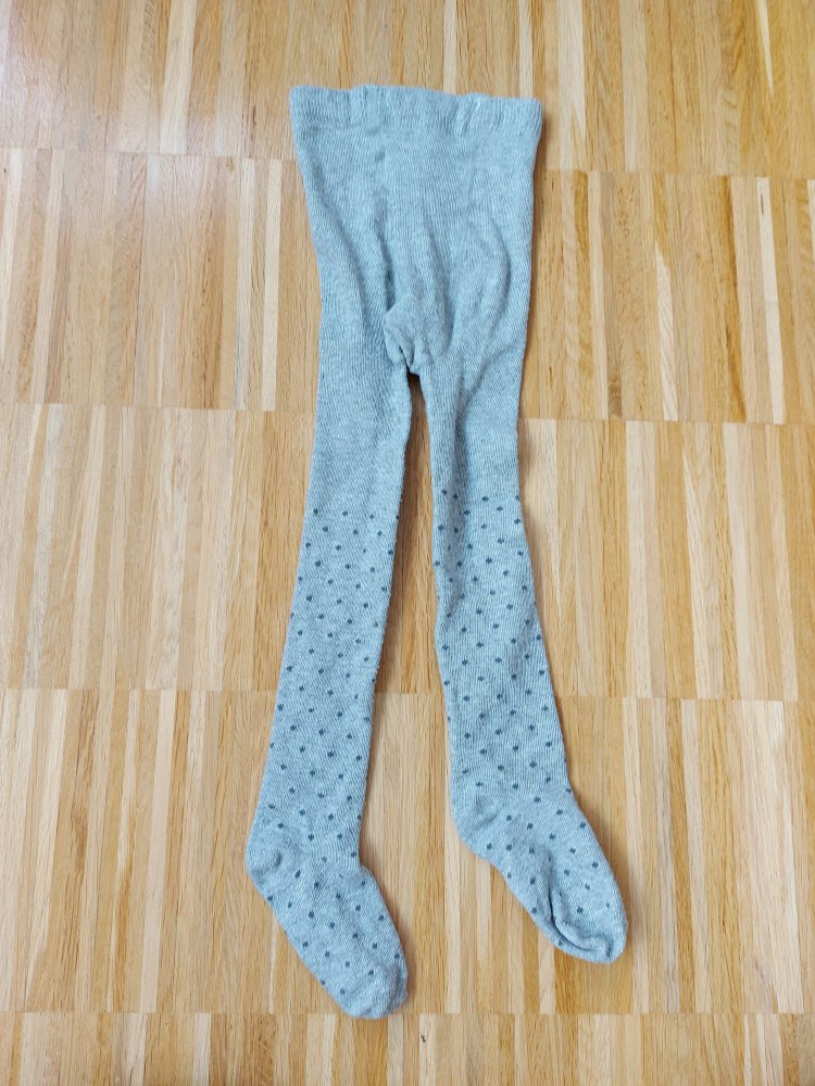 graue Strumpfhose mit süßem Pünktchenmuster