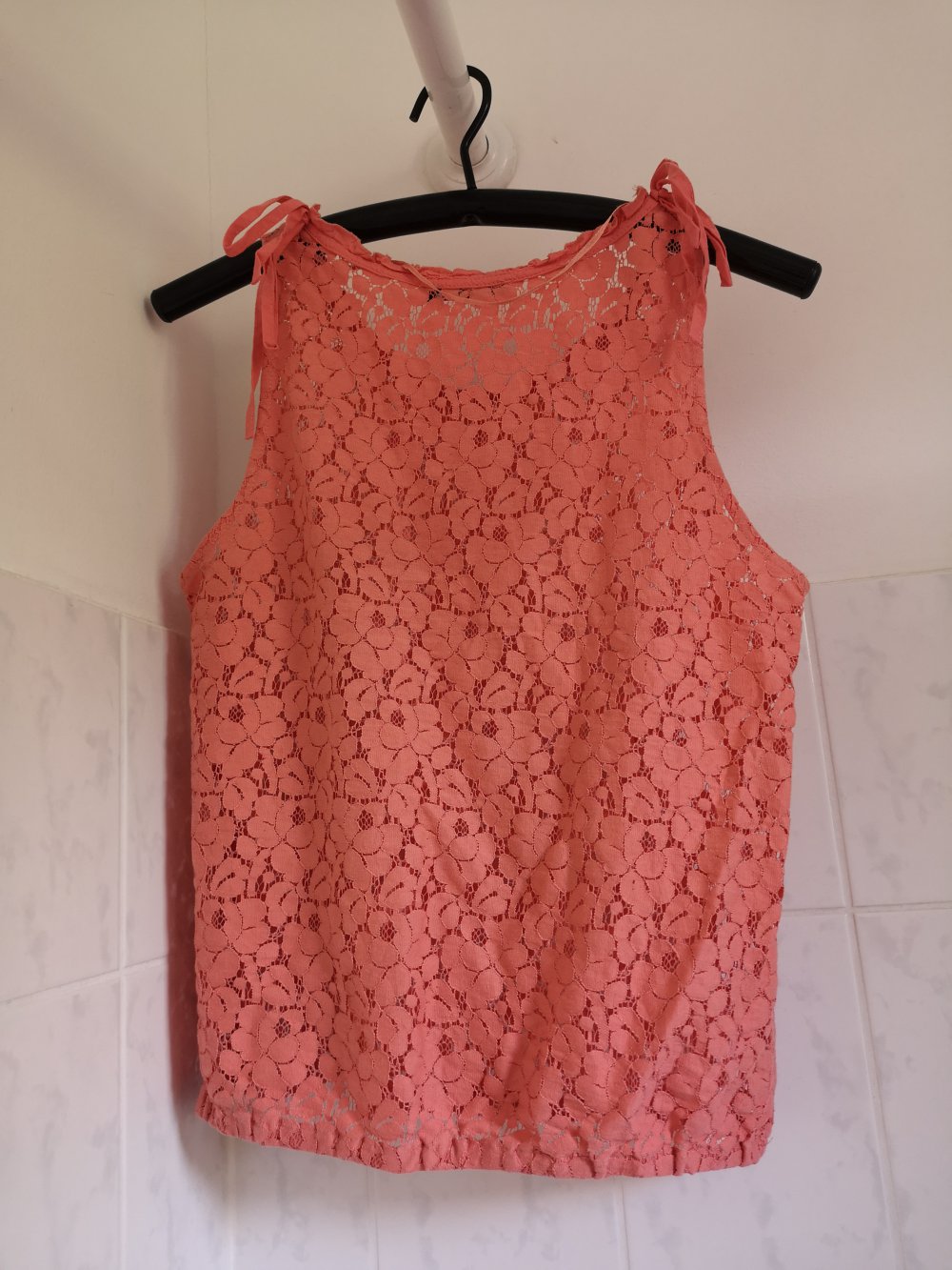 orangefarbenes/korallfarbenes Top mit Spitzen-Blumenmuster