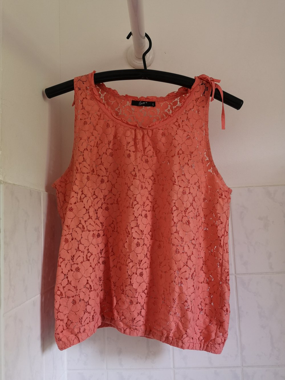 orangefarbenes/korallfarbenes Top mit Spitzen-Blumenmuster