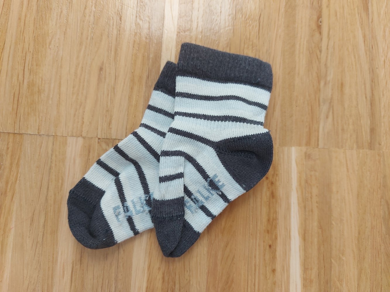 dunkelgrau-weiß gestreifte Babysocken von FALKE, Gr. 62/68