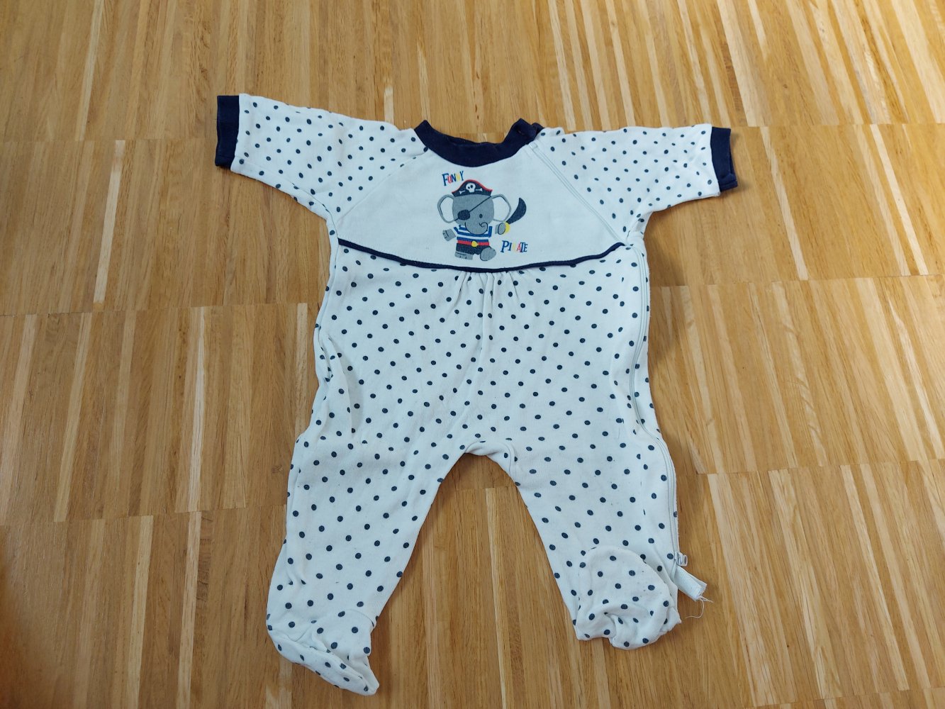 weißer Babyschlafanzug mit blauen Punkten und Piratenelefant Gr. 68