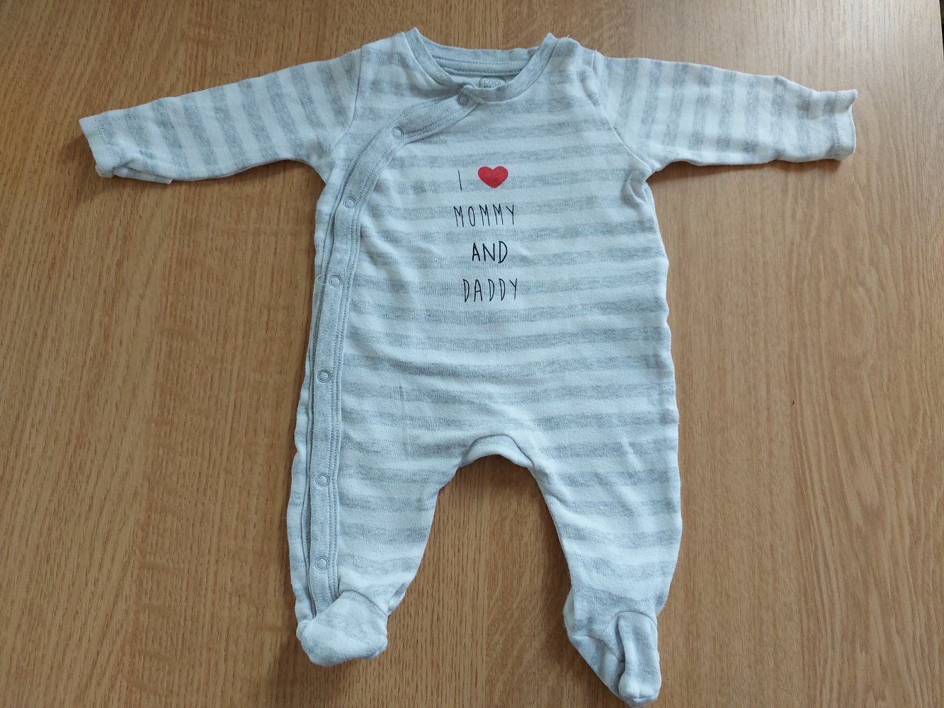 grau-weiß gestreifter Baby-Schlafanzug I love mommy / i love daddy Gr. 56 geschlechtsneutral / unisex