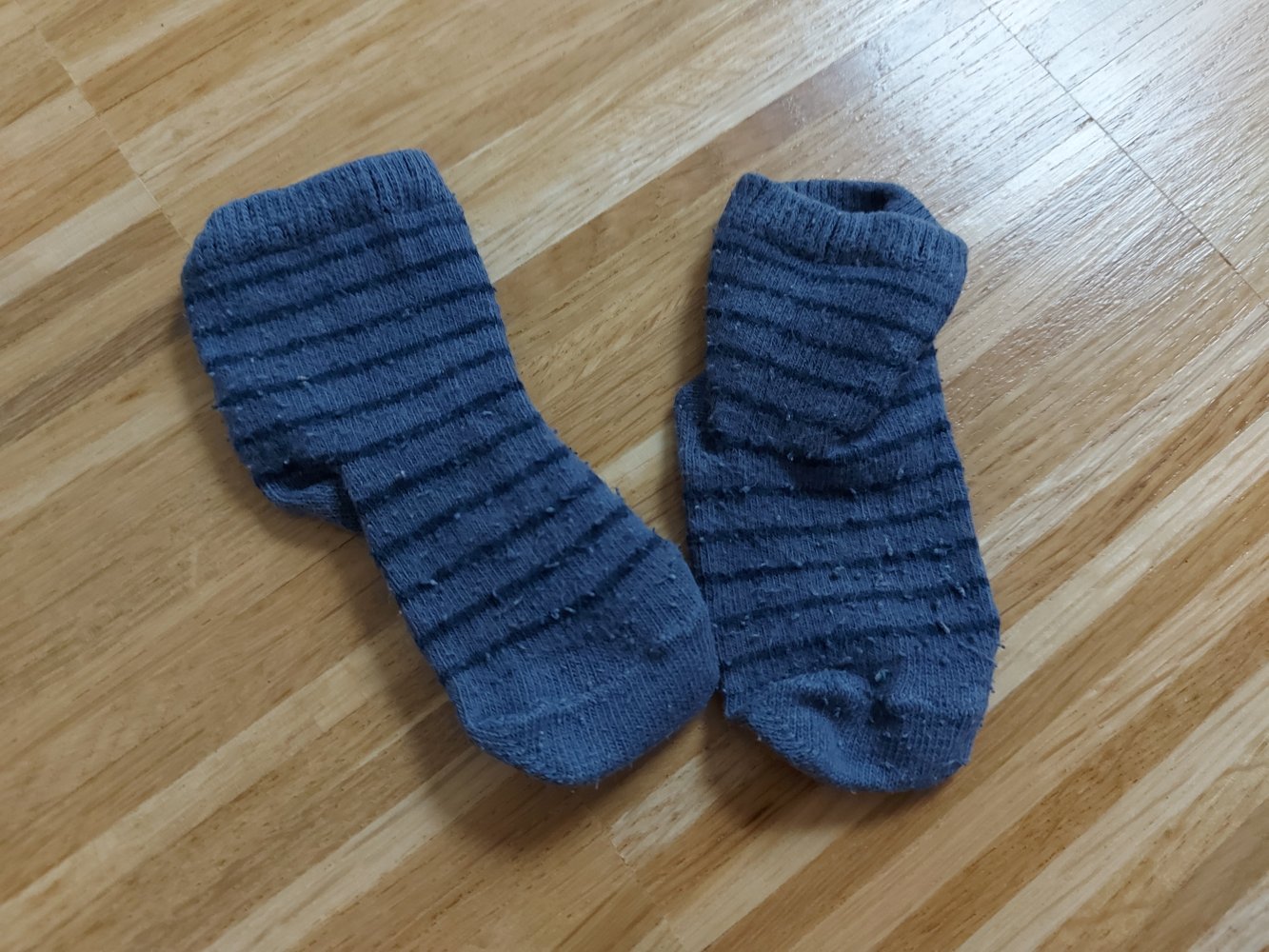 blau-gestreifte Babysocken mit Stoppernoppen von vertbaudet, Gr. 15/18