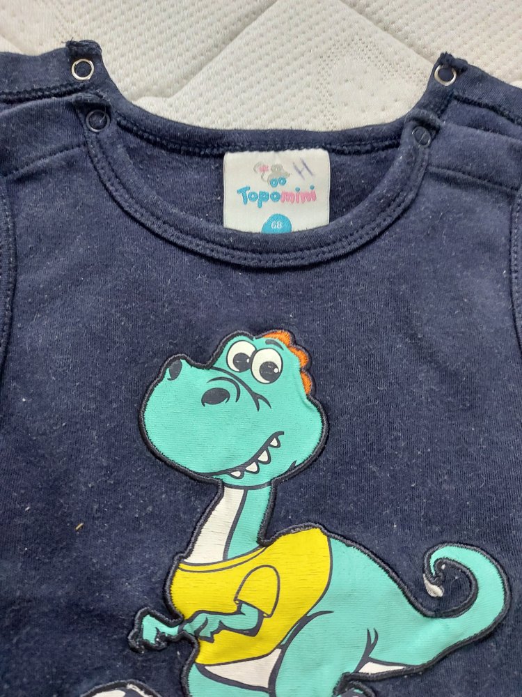 dunkelblauer Babystrampler mit Dino Nachwuchskicker Gr. 68
