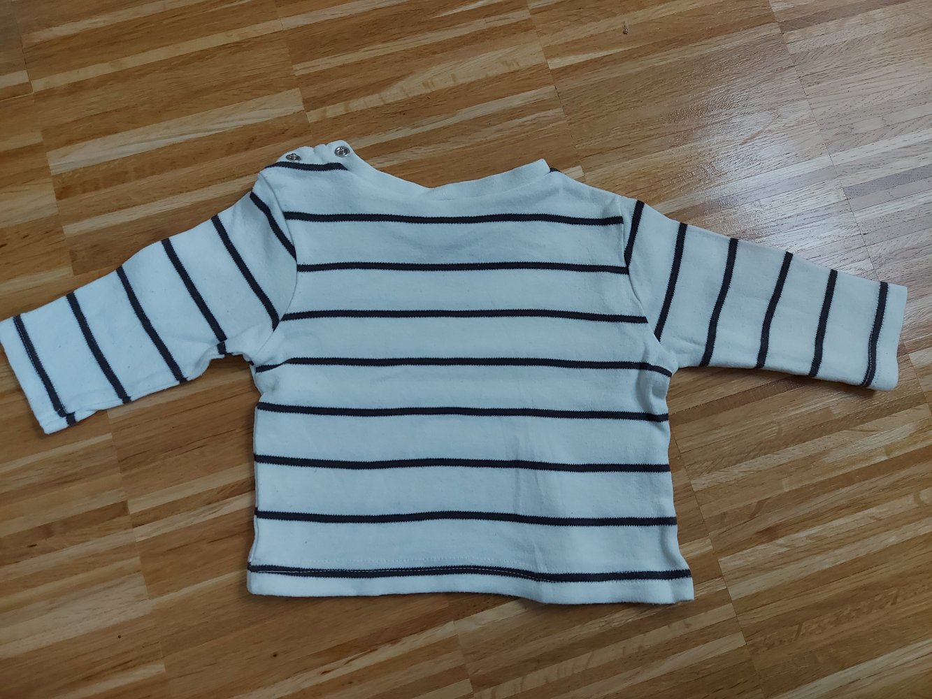 langärmliger weißer Babypullover mit Streifen, Gr. 62