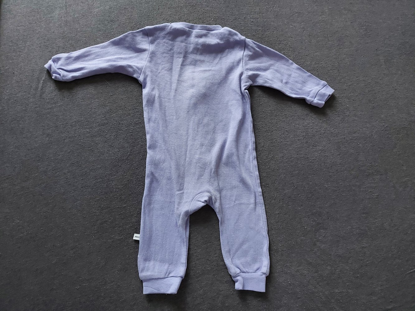 lilafarbener Babyschlafanzug mit Reißverschluss, Gr. 68