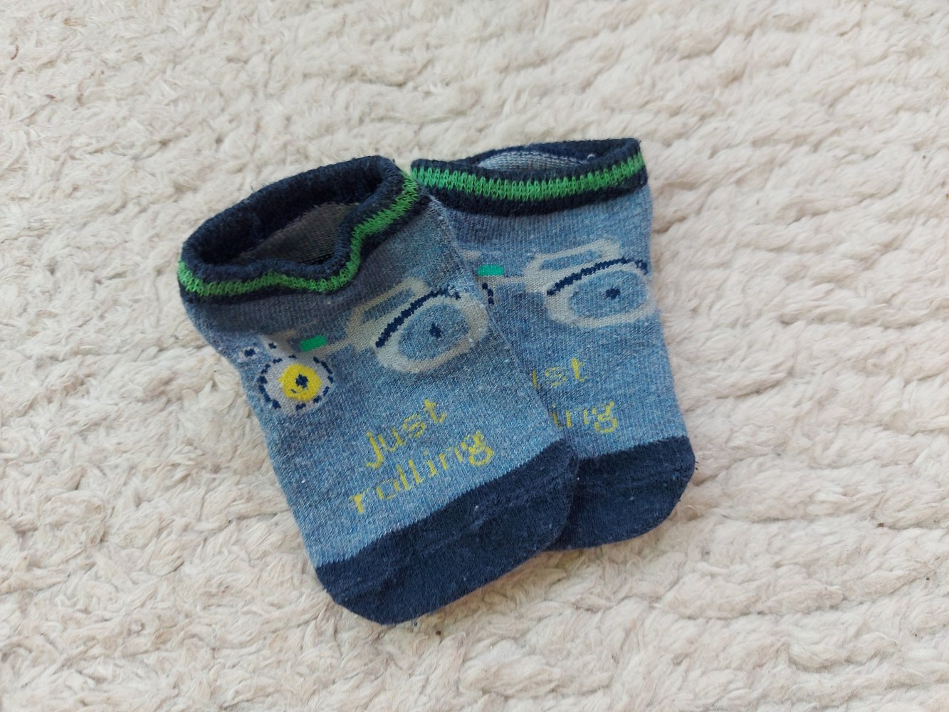 blaue Babysöckchen mit Traktormotiv just rolling