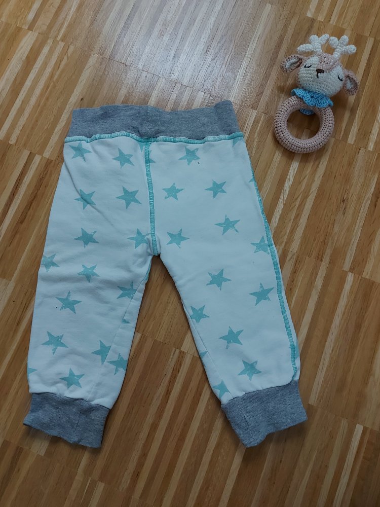 weiße Babyhose mit türkisen Sternchen