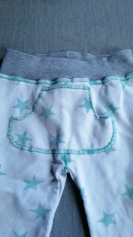 weiße Babyhose mit türkisen Sternchen