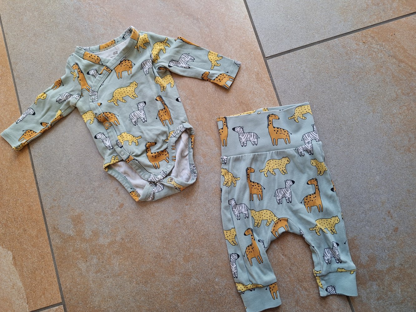 2 teiliges Set: Wickelbody und Hose mit Tieren, Gr. 56 unisex
