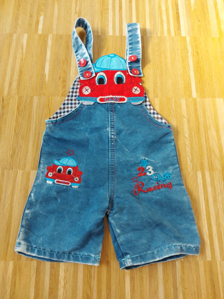 Jeans-Latzhose mit rotem Cars-Auto Gr. 62