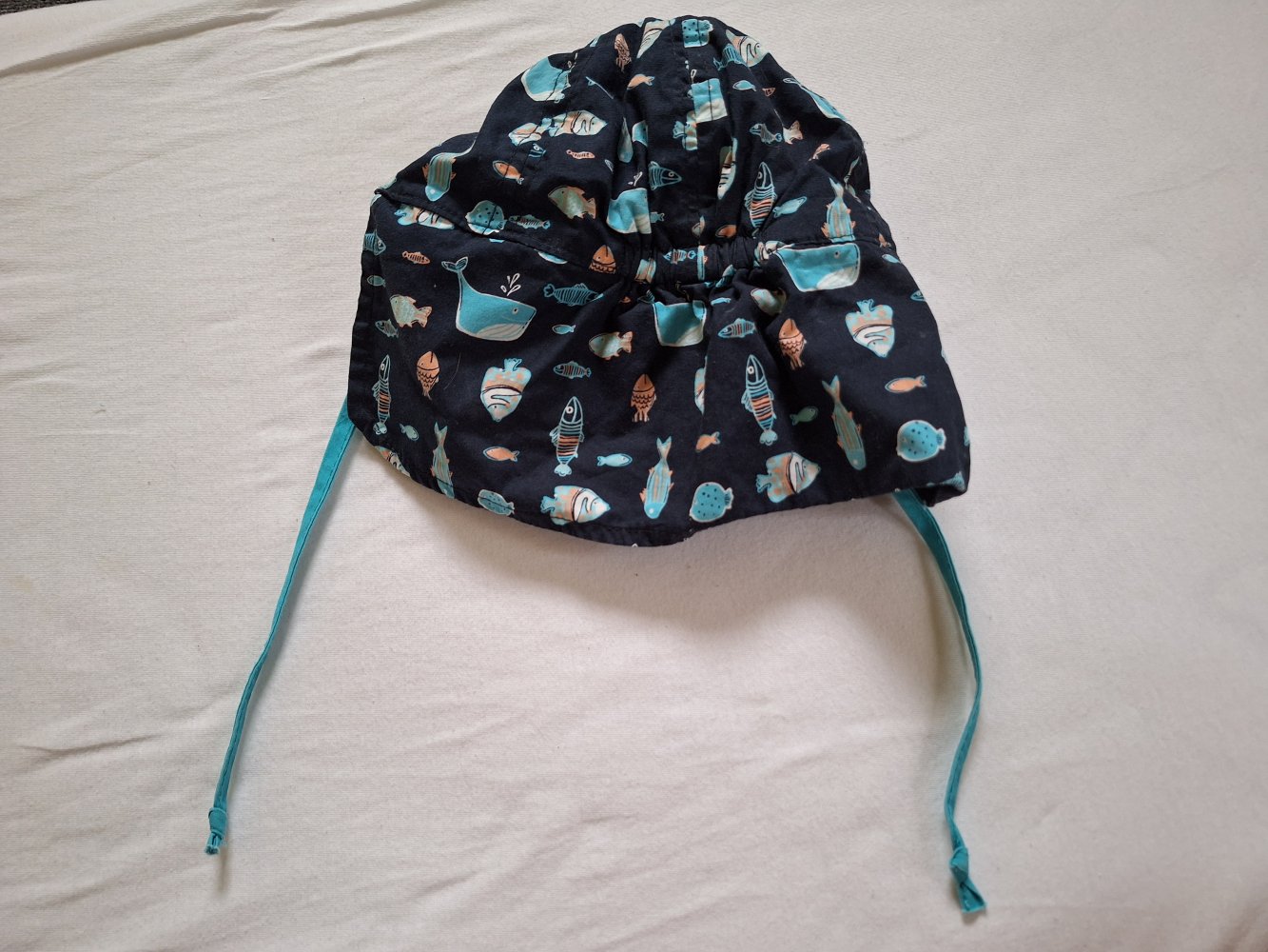 marineblauer Sommerhut mit Fischen für Babys mit Schnüren, Gr. 50/52