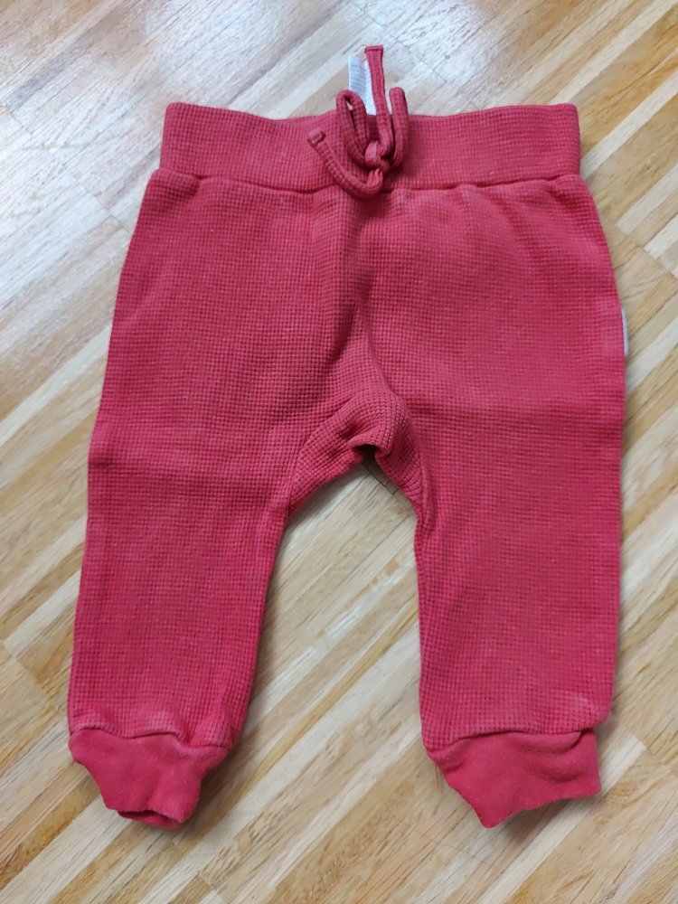 rote Babyhose mit Ripp-Struktur