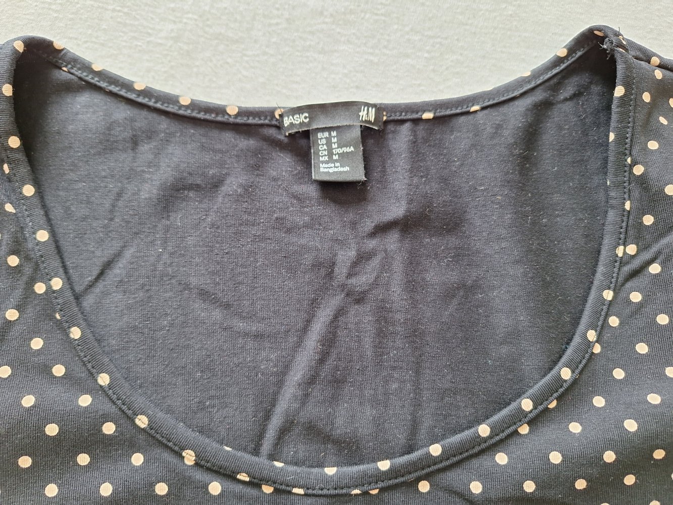 Dunkelblaues T-Shirtkleid mit beigen Polka Dots, Gr. M