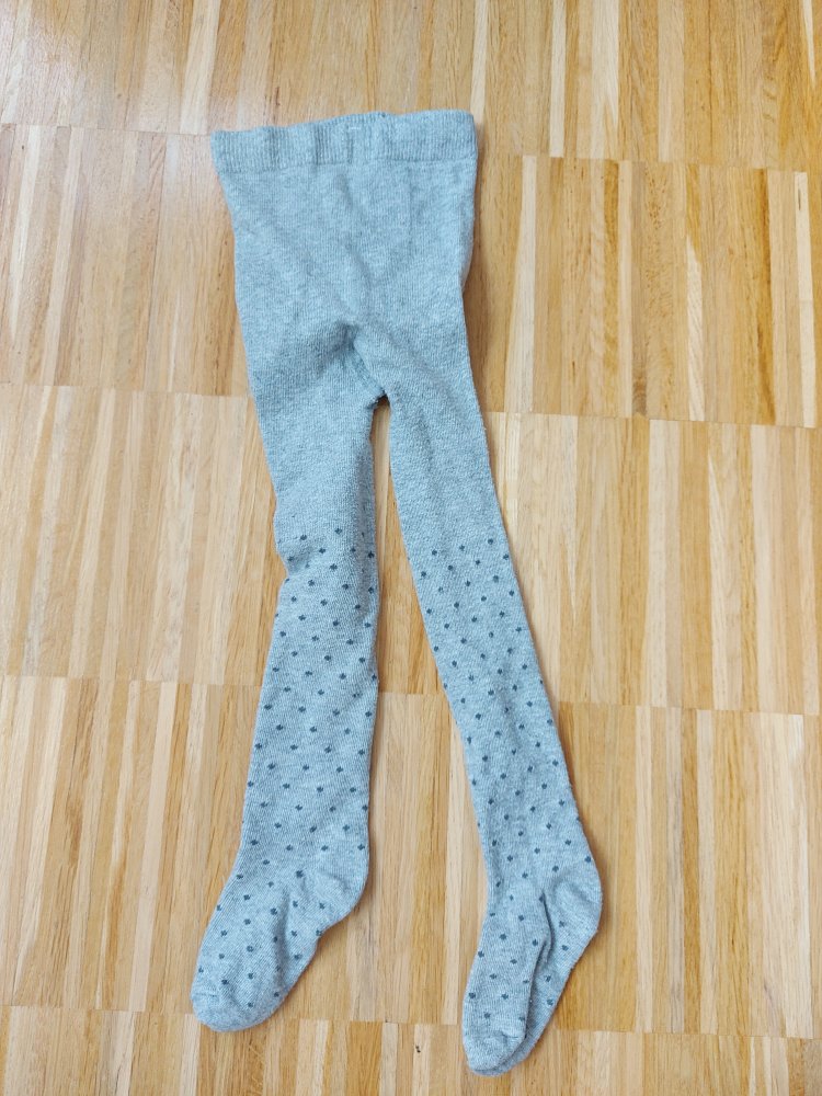 graue Strumpfhose mit süßem Pünktchenmuster