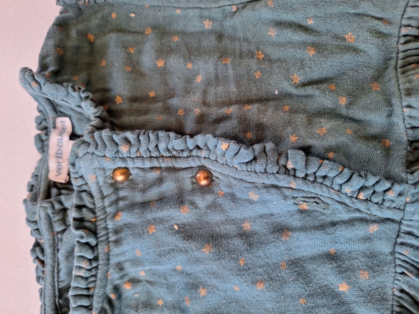Grünes langärmliges Kleid mit goldenen Sternen und Knöpfen Gr. 86