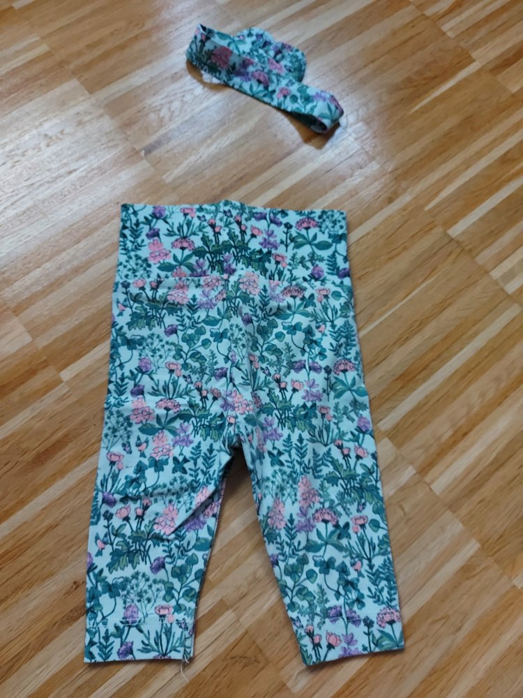 Hosenset: 2 geblümte Babyhosen mit passender Haarschleife/Haarband, Gr. 62