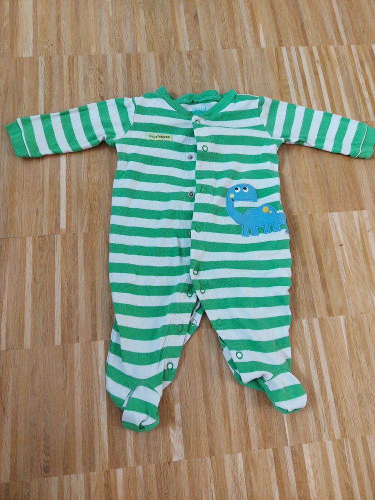 grün-weiß gestreifter Babyschlafanzug mit Dino