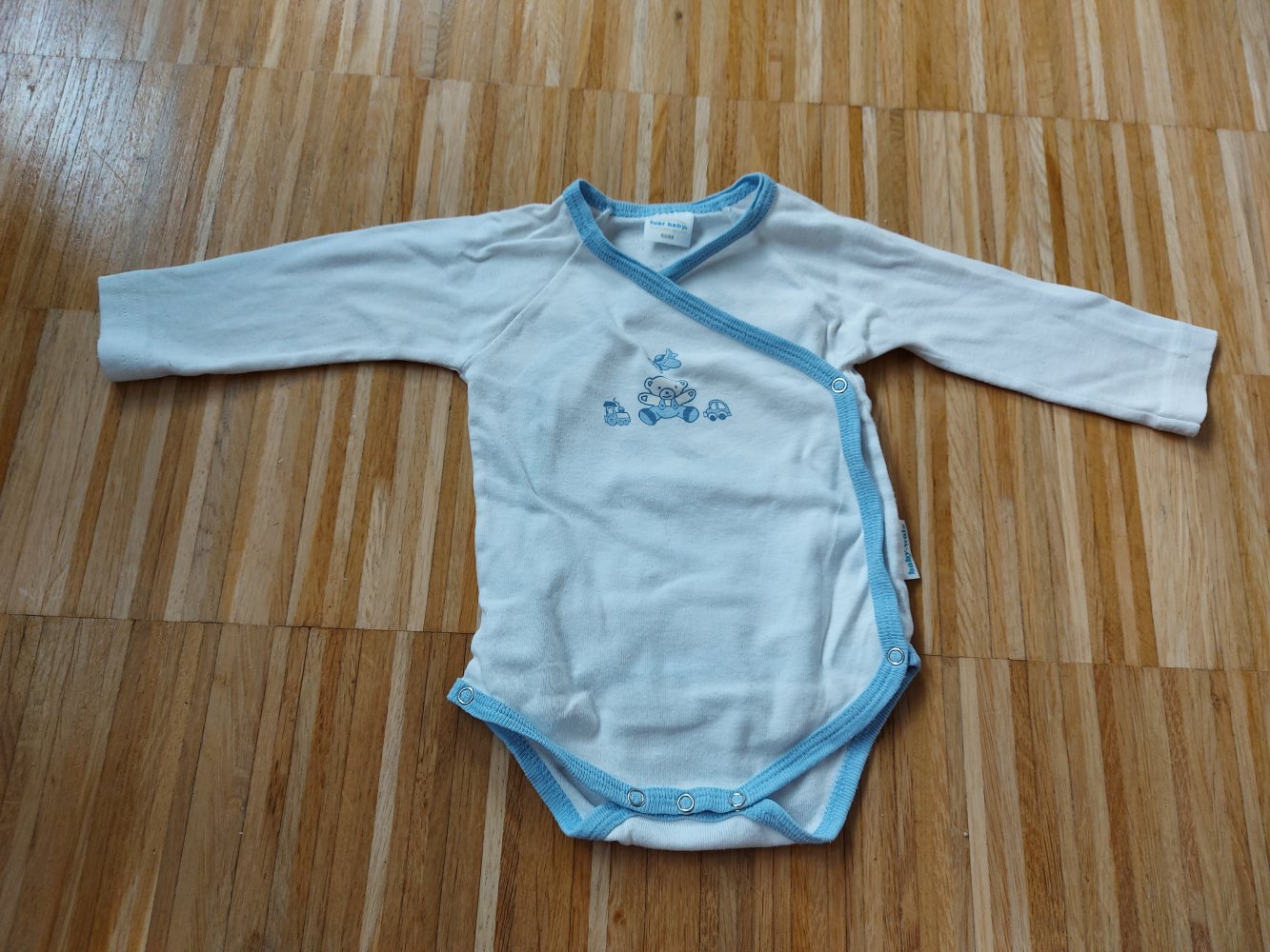 Weiß-blauer langärmliger Wickelbody Gr. 62/68