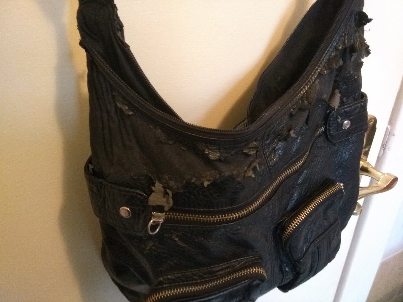schwarze Handtasche mit Reißverschlüssen und Innentaschen