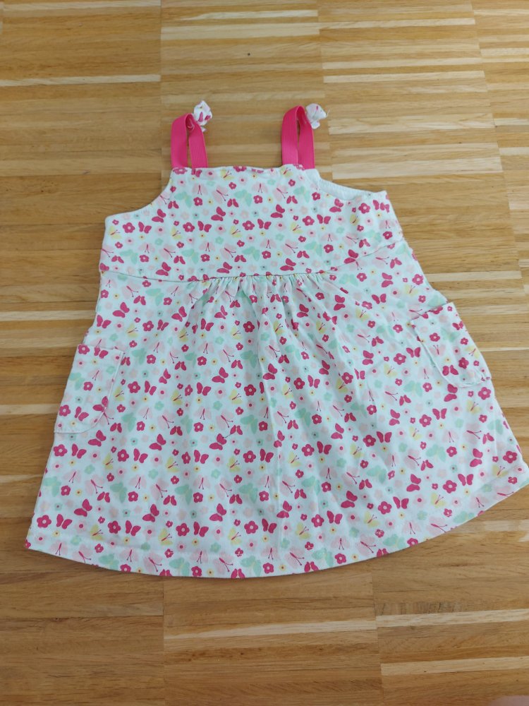 Niedliches Baby-Trägerkleidchen Gr. 74 mit Schmetterlingen und Blümchen 